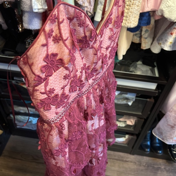 NWT Lace tiered Endless Rose Dress - Picture 3 of 6
